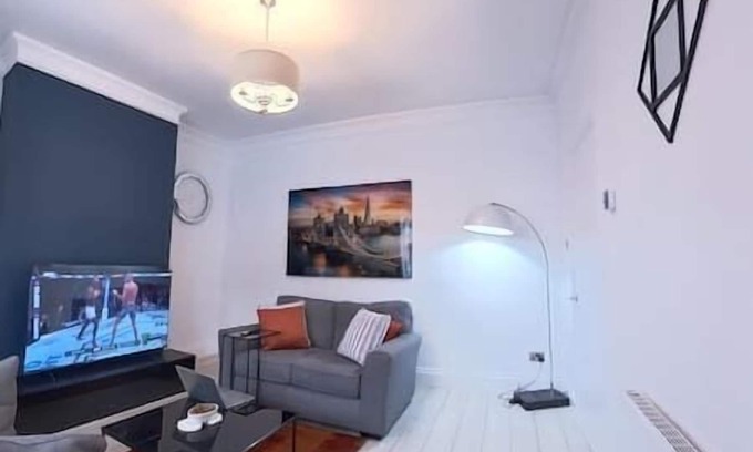 Houghton le Spring House | 3br Ironside Urban Luxe Retreat.