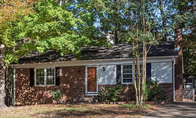 North Raleigh House | 3BR Kid Friendly Fenced in Swingset