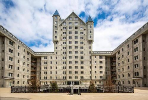 Grandville Apartment | 3BR King Bed Chamber Apartment at The Grand Castle