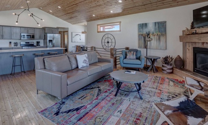 Lead Ski Chalet | 3BR Kussy Chalet at Terry Peak with Hot Tub!