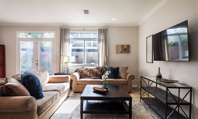 Greenway Plaza-Upper Kirby House | 3BR Luxury Home in the Heart of Upper Kirby!