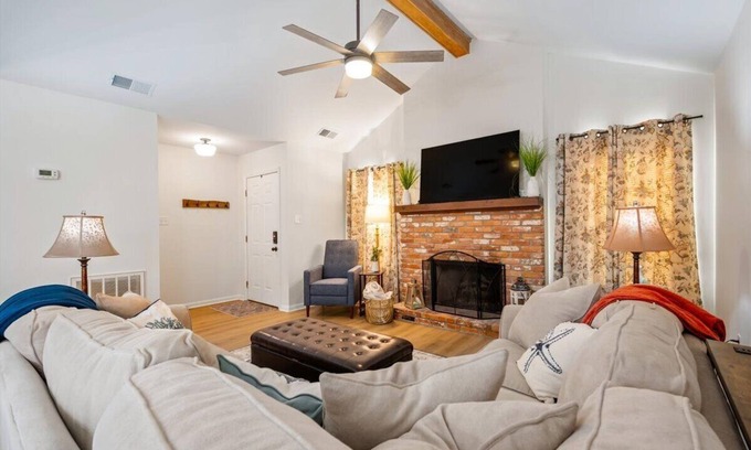 Savannah House | 3BR Pet Friendly Sugar Mill Cottage