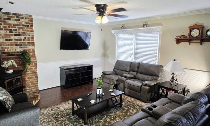 Summerville House | 3BR ranch-style house in prime Summerville next to I-26 - Charming