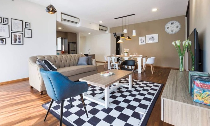 Seri Tanjung Pinang Condo | 3BR SEAVIEW★Classic, Modern w a splash of Glam!