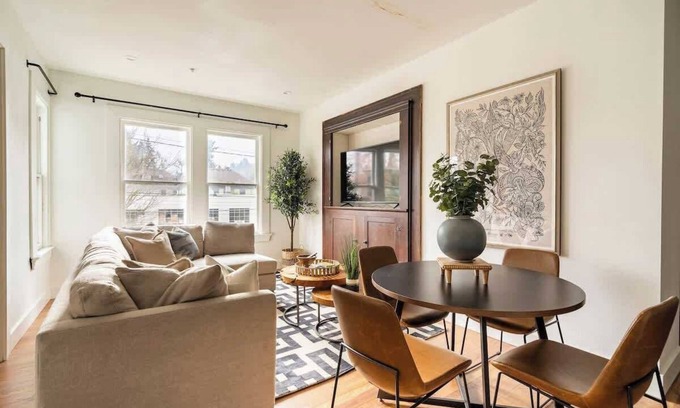 Uptown Apartment | 3BR Sleeps 6 Steps to NW 23rd Fast WiFi