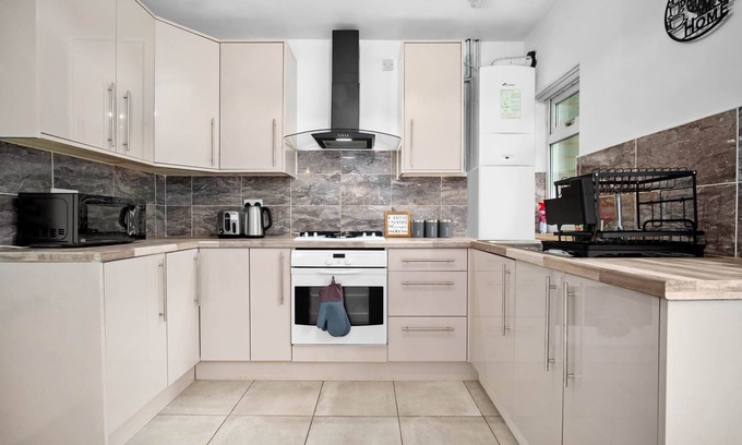 Birmingham House | 3br-sleeps6-parking-familyfriendly-nearastonvilla