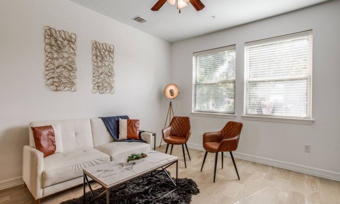 North University Apartment | 3BR Townhome Next to UT With Garage 8452