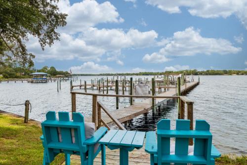Navarre House | 3BR Townhome Steps to Bay - Pool & Beach Gear