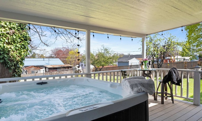 College Place House | 3BR WITH HOT TUB, GAME ROOM/PET FRIENDLY/10' TO EVERYTHING