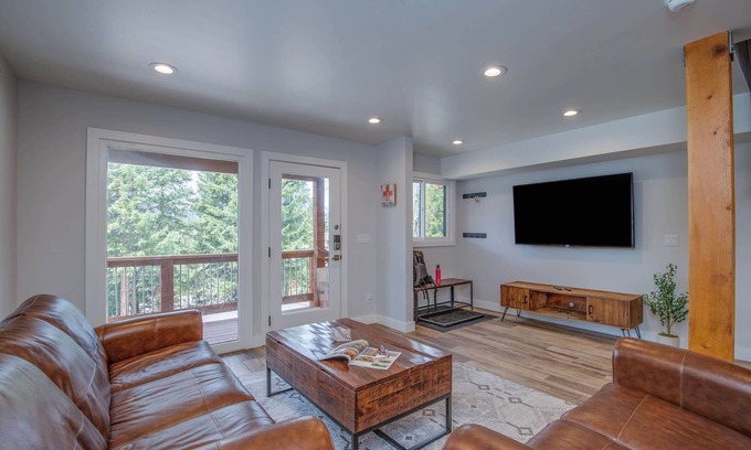 Dunkin Hill House | 3BR with Mountain Views on FREE Bus Line