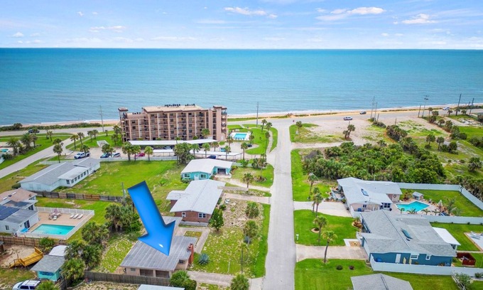 Ormond By The Sea Palt House | 3rd House from the Beach! Family-Friendly Home, Just 2-Min Walk to Ormond Beach.