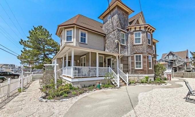 Beach Haven Apartment | *3rd to Beach*Available:June& Sept.Oct. days *CleanUPDTDVictorian*Across VetPark