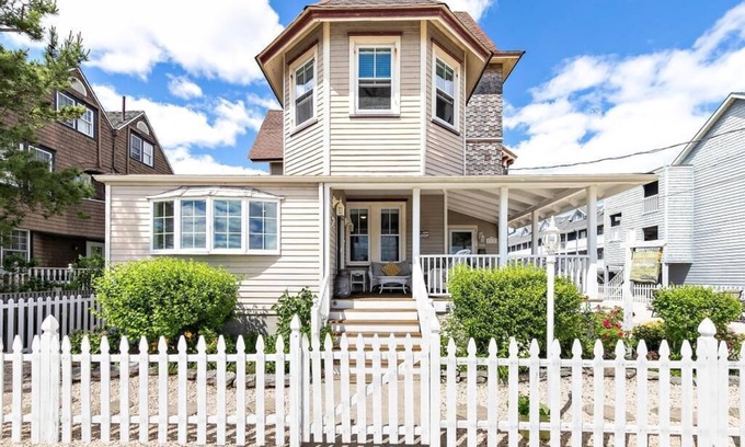 Beach Haven Apartment | 3rd to Beach*Beautiful,Victorian, covered Porch,heartof B.H,Across Veterans Prk