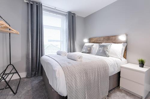 Llanelli Apartment | 3RM Flat, Smart Tv's, close to all amenities