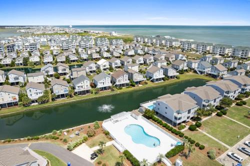 Ocean Isle Beach House | 4 BD 3 BA Cottage on Ocean Isle Beach with Water View & Community Pool!