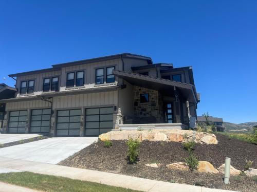 Park City Villa | 4 bd Ski Villa with Hot Tub and Bunk Room by lake!