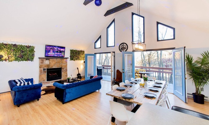 East Stroudsburg House | 4 BD Stylish Cottage W Private Pool & hot-tub by RedAwning