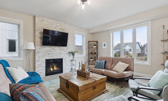 Collingwood House | 4 BDR Home Near Downtown Collingwood and Blue Mtn