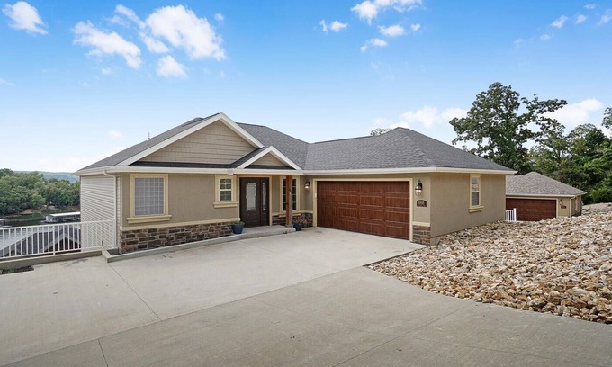 Linn Creek House | 4 bdrm/3.5bath at the 31 MM- mouth of Linn Creek (668)