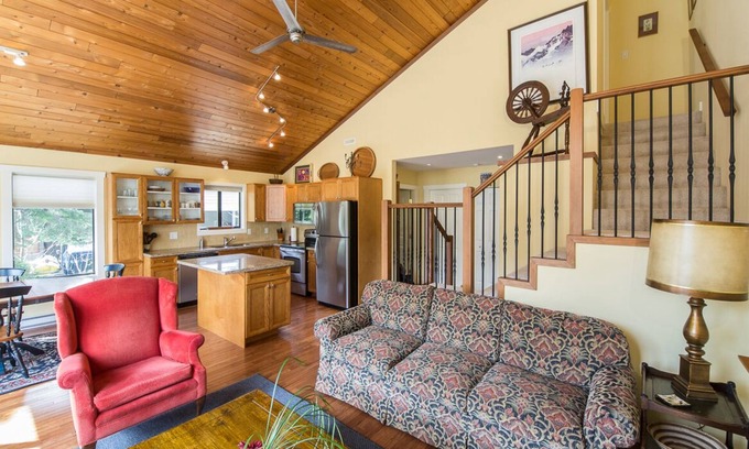 Whistler Cay Heights Ski Chalet | 4 Bdrm /3 Bath / 5 Min Walk From Village