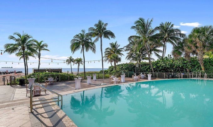 Central Beach Hotel | 4 Beach Escape Rooms with Pool Near Hugh Taylor Birch Park