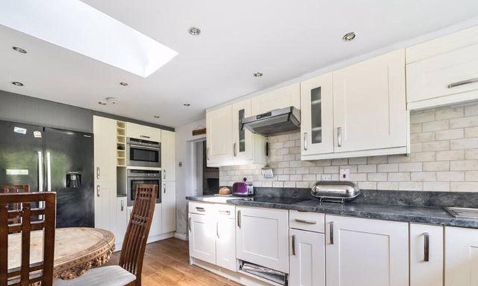 Dorchester House | 4 Bed-2 Bath-sleeps 8-large Garden-pet Friendly