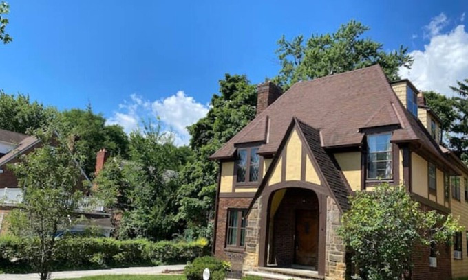 Shaker Heights House | 4 Bed/2Bath with Private Loft, Super Close to Shopping and Dining