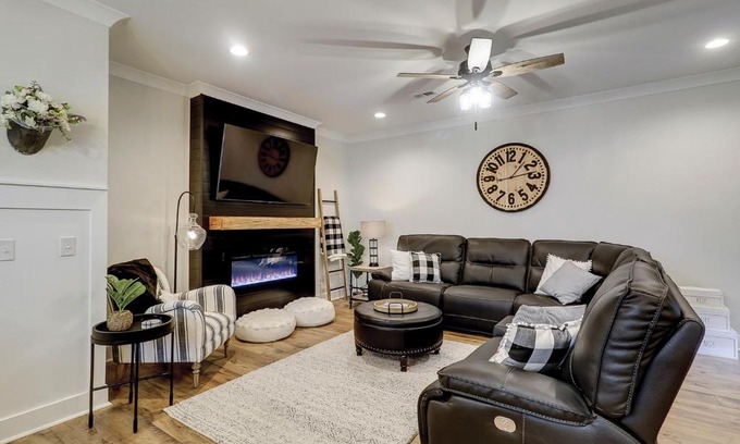 Spanish Wells House | 4 Bed 35 BA 1K 3Q 2T Sleeper Sofa Park 3 Cars Bikes & Beach Gear included