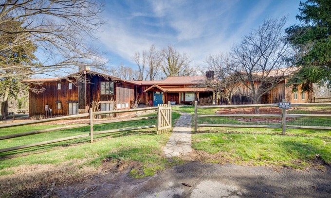 Kingsport House | 4 bed 4 bath pool and hot tub overlooking the river