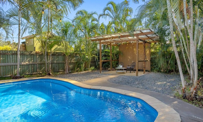 Redcliffe House | 4-Bed Beach Retreat with Pool & Outdoor Dining