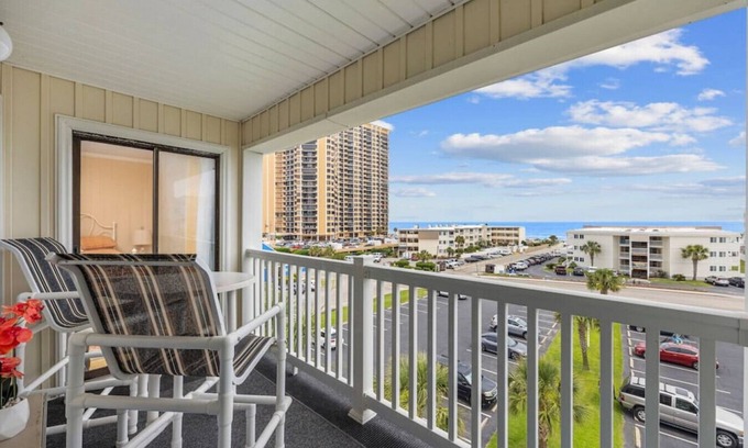 Myrtle Beach Apartment | 4-Bed Condo with Pool- Blue's Oceanview Escape
