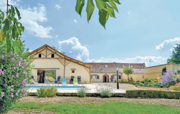 Saint-Pierre-d'Eyraud House | 4 bedroom accommodation in St Pierre d'Eyraud