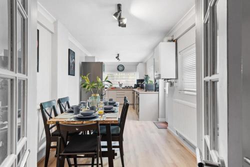 Morriston Apartment | 4 Bed Home 2 bathrooms, on street parking
