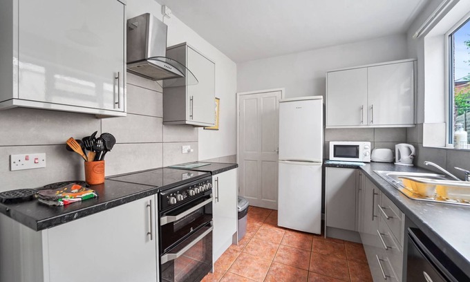 Wolverhampton House | 4 Bed Homely Retreat - Wolverhampton