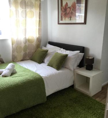 Basildon House | 4 Bed House next to Basildon Town Centre