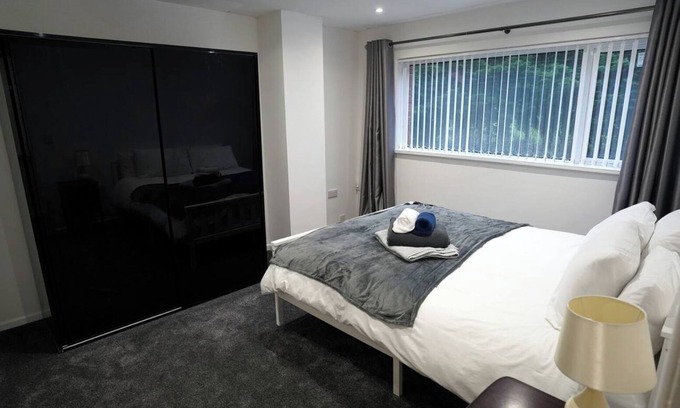 Comber House | 4 bed House - Private Garden - Free Parking