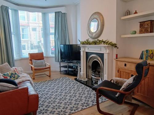 Bare House | 4 Bed house Sea Views Benji's by the beach