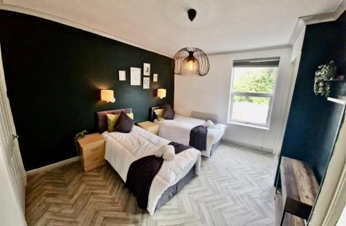 Wednesbury House | 4 Bed House - Sleeps 8 - Garden - Parking - Wifi