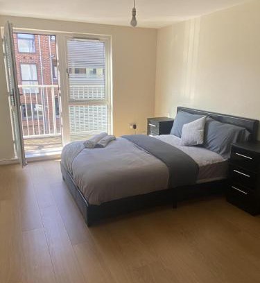West Thurrock House | 4 Bed House - Sleeps 8 - Wifi - Parking
