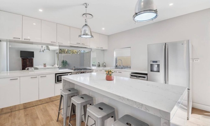 Wamberal House | 4 bed house with a pool, sauna, jacuzzi, pool & cinema room,2 min from the beach