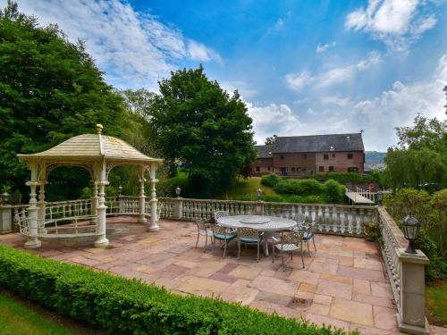 Newtown House | 4 Bed in Bettws Cedewain 86784