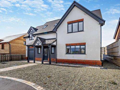 Bishops Castle House | 4 Bed in Bishops Castle 94072