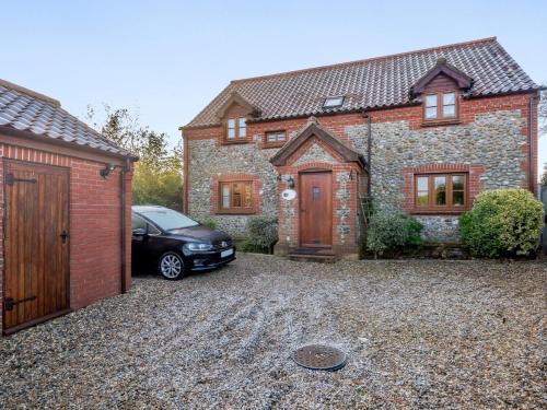Briston House | 4 Bed in Briston 77924