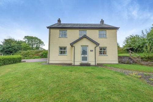 Llanfihangel-Ystrad House | 4 Bed in Dihewyd oc-f32351