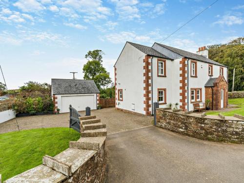 Hayton House | 4 Bed in Hayton SZ119