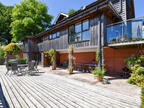 Newtown House | 4 Bed in Newtown 48641