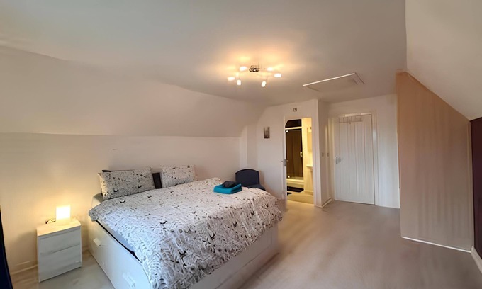 Eaton Socon House | 4 Bed Town House with free parking