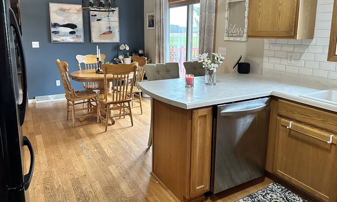 Mosinee House | 4 bedroom 2 Acre Home - Lake 2 houses down! 20 min from Stevens Point