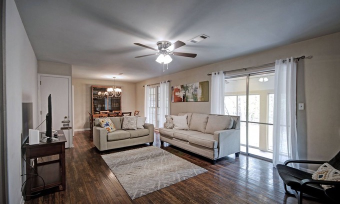 Jackson House | 4 bedroom 2 bath City Retreat with Fantastic Private Backyard 5 beds Sleeps 10