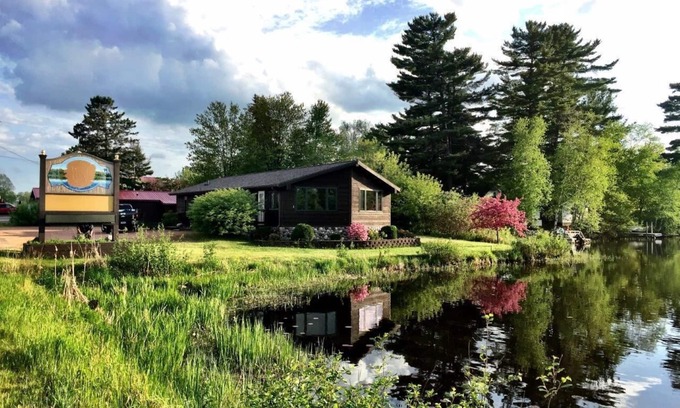 Tomahawk House | 4 bedroom, 2 bath on Lake Mohawksin in Tomahawk